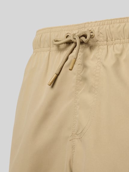 Produktfoto, beige Badehose mit Kordelzug und Label-Patch Modell 'Mike' von Shiwi, Loose Fit, Gesäßleistentasche, elastischer Bund