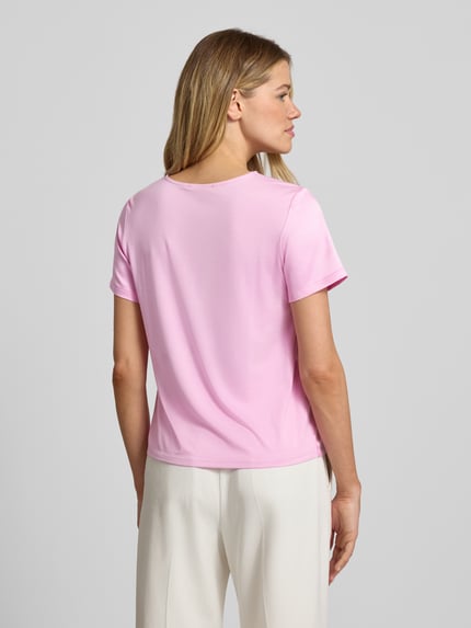 Frauenmodel trägt Regular Fit Bluse aus Satin von Christian Berg Woman Selection in zartem Rosa, Rundhalsausschnitt, Kurzarm, Ganzkörperansicht Rückansicht.