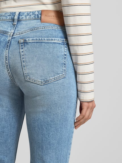 Frauenmodel trägt Straight Leg Jeans aus Baumwoll-Mix Modell 'LINDE' von Marc O'Polo in heller Denim-Optik, Label Patch, Detailaufnahme Rückansicht.