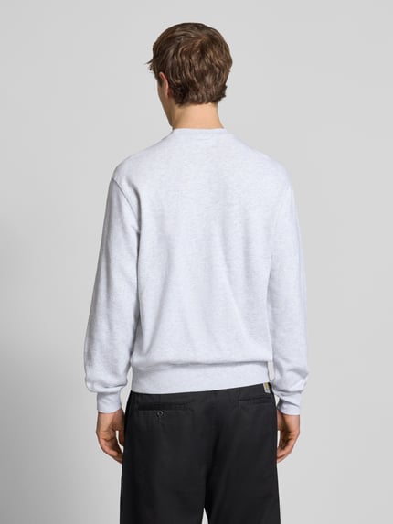 Männermodel trägt Sweatshirt mit Label-Detail von Carhartt Work In Progress, grau, Baumwolle, Regular Fit, Rückenansicht, Ganzkörperansicht Rückansicht.
