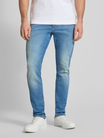 Mężczyzna nosi Slim Fit Jeans aus Baumwoll-Mix Modell 'LOOM' od Only & Sons, jasnoniebieski denim, pięciokieszeniowy, łatka z logo, pełny widok z przodu.
