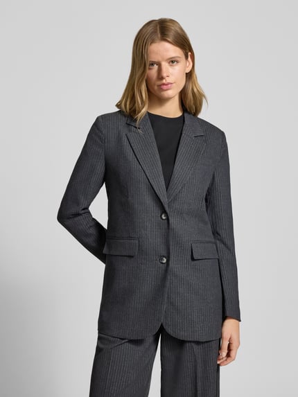 Frauenmodel trägt Relaxed Fit Longblazer mit Nadelstreifen Modell 'PRISCILA' von Pepe Jeans, Optik: Allover-Muster, Nahaufnahme Oberkörper.