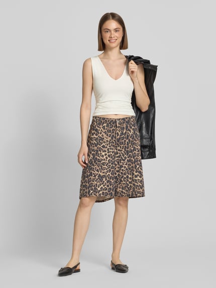 Frauenmodel trägt Slim Fit Trägertop mit Raffungen und V-Ausschnitt Modell 'MY' von Topshop in Weiß, kombiniert mit gemustertem Rock, Baumwoll-Elasthan-Mix, Cropped, Ganzkörperansicht von vorne.