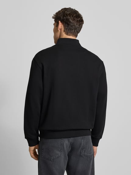 Männermodel trägt Regular Fit Sweatshirt mit Logo-Stitching Modell 'Terry' von Calvin Klein Jeans in Schwarz, Rückenansicht, Baumwoll-Mix.