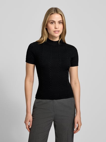 Frauenmodel trägt Slim Fit T-Shirt aus Viskose-Mix Modell 'SINANT' von HUGO, schwarz, kurzarm, strukturiert, Ganzkörperansicht von vorne.
