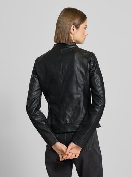 Vrouwenmodel draagt Jacke im authentischen Leder-Look van Only in zwart, met opstaande kraag, ritssluiting, getailleerd model, ruglengte 56 cm, schouderbreedte 37 cm, mouwlengte 62 cm, steekzakken en borstzakken met ritssluiting, Ganzkörperansicht Rückansicht.