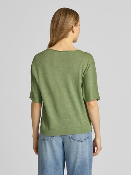 Frauenmodel trägt Relaxed Fit T-Shirt aus reinen Leinen in Strick-Optik von Luisa Cerano in Grün, Halbarm, elastischer Bund, Rückenlänge 56 cm, Ärmellänge 28 cm, Ganzkörperansicht Rückansicht.