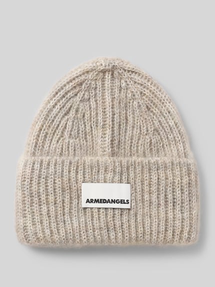 Produktfoto, cremefarbene Mütze aus Mohair-Mix mit Woll-Anteil Modell 'MOHAIR' von ARMEDANGELS, Damen Mütze, grob gestrickt, weiche Textur