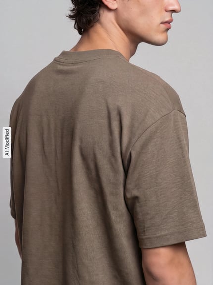 Männermodel trägt Relaxed Fit T-Shirt mit Rundhalsausschnitt Modell 'OSCAR' von SELECTED, reine Baumwolle, Rückenlänge 66 cm, Nahaufnahme Oberkörper, KI-modifiziertes Bild