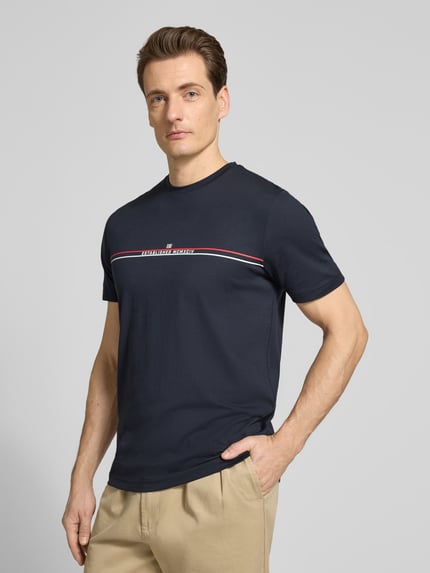 Męski model nosi Regular Fit T-Shirt mit Logo-Print od Christian Berg Men, granatowy, bawełna, krój regular fit, widok z przodu, półzbliżenie.