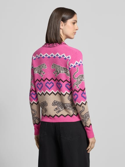 Frauenmodel trägt Strickjacke aus Woll-Mix im Allover-Look von Milano Italy in Pink mit Leopardenmuster, Herzmotiven und Umlegekragen, Ganzkörperansicht Rückansicht. Regular Fit, Kaschmir-Anteil, Knopfleiste, Rückenlänge 55 cm, Ärmellänge 62 cm.