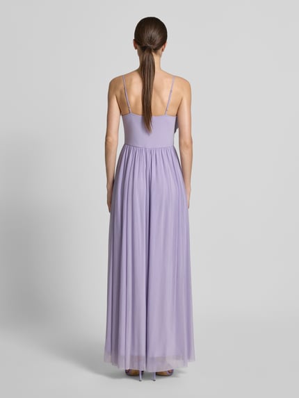 Frauenmodel trägt Abendkleid mit Raffungen Modell 'Cathleen' von GUIDO MARIA KRETSCHMER WOMAN in Flieder, taillierte Passform, Ganzkörperansicht Rückansicht.