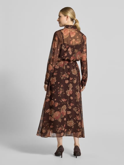 Vrouwenmodel draagt Ausgestelltes Maxikleid mit Taillenzugband van Lauren Ralph Lauren, uitlopend, all-over bloemenmotief, semi-transparant, overhemdkraag, sluiting met tailleriem en knoopsluiting, v-hals, langarm met manchet, geen zakken, materiaalverwerking chiffon, Ganzkörperansicht Rückansicht.