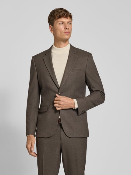 Männermodel trägt Regular Fit Sakko mit Brustleistentasche Modell 'Arti253X' von HUGO in Braun, feines Web- und Strukturinnenfutter, Ganzkörperansicht von vorne.