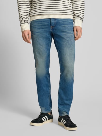 Mężczyznę model prezentuje Jeans mit 5-Pocket-Design od Calvin Klein Jeans, bawełna z elastanem, krój slim fit, denim niebieski, szerokość w rozmiarze 32/32: 44 cm, długość nogawki od wewnątrz: 79 cm, widok całej sylwetki z przodu.