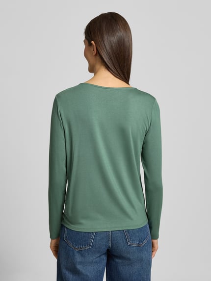 Frauenmodel trägt Relaxed Fit Longsleeve aus Viskose-Mix mit U-Boot-Ausschnitt von Fynch-Hatton in grün, Damen Longsleeve, Rückenansicht.