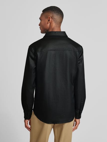 Männermodel trägt Regular Fit Hemdjacke mit Brusttaschen Modell 'THEO' van Guess in zwart uit katoenmix, rugaanzicht, herenmode.