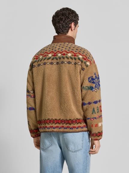 Männermodel trägt Regular Fit Sweatjacke mit Motiv-Print von Polo Ralph Lauren, beige mit buntem Print, Ganzkörperansicht Rückansicht.