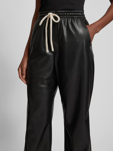 Nanushka Hose in Leder-Optik Black 3