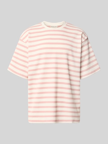 Produktfoto, Oversized T-Shirt mit Rundhalsausschnitt Modell 'Gael' von Redefined Rebel, Herren T-Shirt mit rosa-weißen Streifen, Elastischer-Material-Mix, Oversized-Fit, Rückenlänge 75 cm in Größe M
