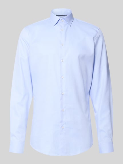 Produktfoto, Slim Fit Business-Hemd mit Kentkragen von Jake*s aus Reine Baumwolle in Hellblau, Knopfleiste, Sportmanschetten, abgerundeter Saum, extralang, Rückenlänge 83 cm, Schulterbreite 41 cm, Ärmellänge 71 cm, glatte Textur