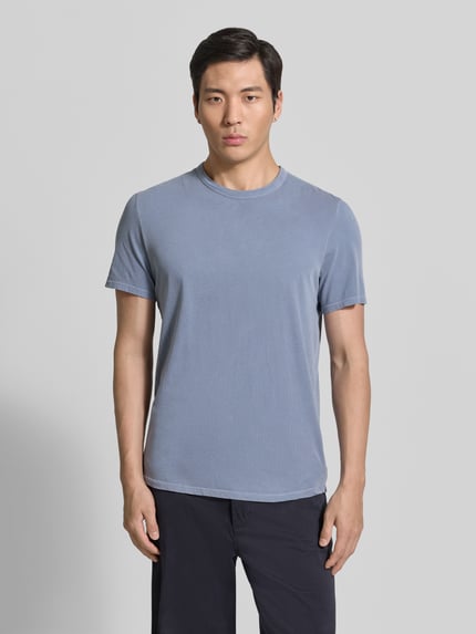 Männermodel trägt Regular Fit T-Shirt mit Rundhalsausschnitt Modell 'Devon' van American Vintage, katoen, blauw, vooraanzicht, heren t-shirt, ruglengte maat M 71 cm, nahaufnahme oberkörper