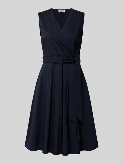 Produktfoto, Kleid mit V-Ausschnitt in Wickel-Optik von More & More, granatowy, bawełniany, krój slim fit, bez rękawów, odpinany pasek, elastyczna mieszanka, długość tyłu w rozmiarze 36: 100 cm, szerokość w rozmiarze 36: 35 cm