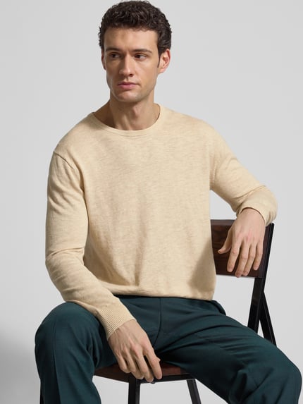 Männermodel trägt Longsleeve mit Leinen-Anteil von Gant in Creme, gerader Schnitt, Rundhalsausschnitt, Nahaufnahme Oberkörper. Baumwoll-Leinen-Mix, gerippte Abschlüsse.