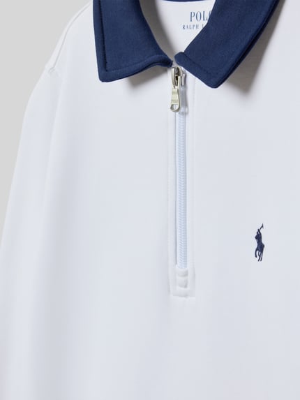 Produktfoto, Regular Fit Sweatshirt aus Baumwoll-Mix von Polo Ralph Lauren Teens, unifarben in Weiß mit marineblauem Polokragen, Logo-Stitching, Reißverschluss, Sweat-Material, gerippte Abschlüsse.