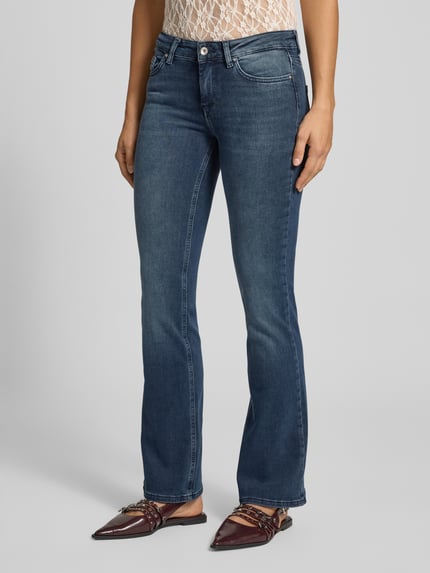 Frauenmodel trägt Bootcut-Jeans aus Baumwoll-Mix Modell 'BLUSH' von ONLY, mittleres Blau, Damen Bootcut-Jeans von ONLY, Ganzkörperansicht von vorne.