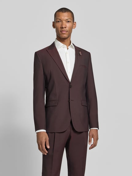 Männermodel trägt Slim Fit Sakko aus Schurwolle mit Logo-Detail von HUGO, einfarbig mit feinem Webmuster und Reverskragen, Nahaufnahme Oberkörper.