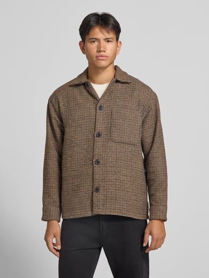 Männermodel trägt Regular Fit Hemdjacke mit Brusttasche Modell 'SOHO OLLIE' von JACK & JONES; kariertes Muster, Kentkragen, Ganzkörperansicht von vorne. Herren Hemdjacke, durchgehende Knopfleiste, Rückenlänge 71 cm, Schulterbreite 41 cm, Ärmellänge 65 cm.