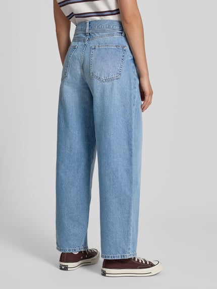Frauenmodel trägt hellblaue Loose Fit Jeans aus reiner Baumwolle Modell 'GIANNA' von ONLY, Damen Wide & Loose Fit Jeans, Ganzkörperansicht Rückansicht.