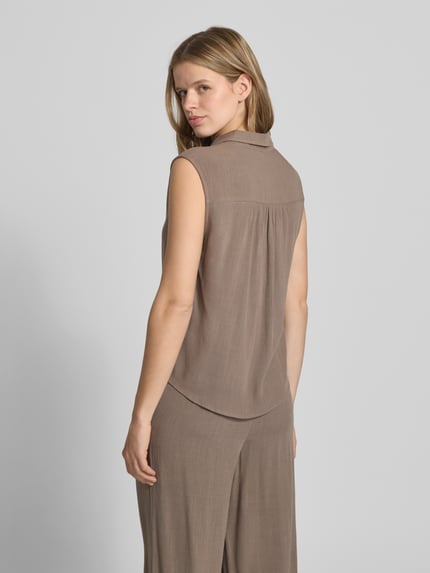 Frauenmodel trägt Regular Fit Leinenbluse ohne Ärmel Modell 'SIESTA' von Only in Melange-Optik, Viskose-Leinen-Mix, Ganzkörperansicht Rückansicht.