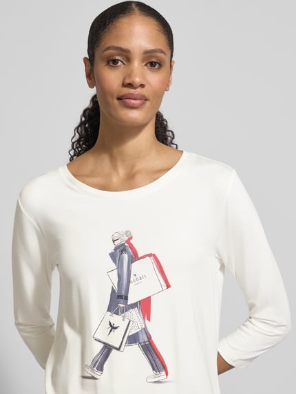 Vrouwenmodel draagt Regular Fit Longsleeve uit viscosemix met siersteentjes van monari, elastische viscosemix met modal, logoprint, 7/8-mouw, motiefprint, ronde hals, ruglengte maat 36: 59 cm, nahaufnahme bovenlichaam