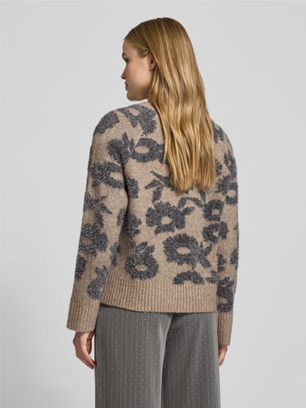 Frauenmodel trägt Strickpullover mit gerippten Abschlüssen Modell 'PANTEA' von FREE/QUENT, beige mit dunkelgrauem Blumenmuster, lockerer Schnitt, Rundhalsausschnitt, Rückenansicht, Ganzkörperansicht Rückansicht.