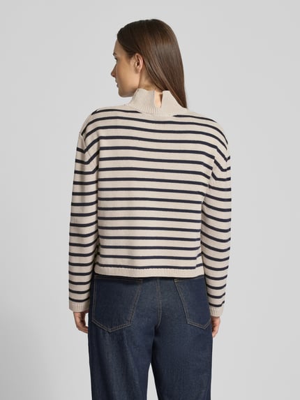 Vrouwenmodel draagt Regular Fit Turtleneck Pullover aus Baumwoll-Mix van Tom Tailor Denim, gestreept gebreid katoenmix, rugaanzicht.