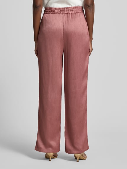 Vrouwenmodel draagt Hose mit Kordelzug Modell 'Francesca' van GUIDO MARIA KRETSCHMER WOMAN, roze, uitlopende fit, elastische tailleband, materiaal met fijne structuur, volledige achteraanzicht.