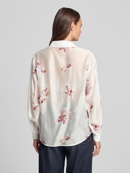 Vrouwenmodel draagt Regular Fit blouse met stitchings model 'Sabine' van MSCH Copenhagen, lyocellmix, overhemdkraag, knoopsluiting, ruglengte 45 cm, mouwlengte 55 cm, bloemenprint op lichte stof, rugaanzicht, Ganzkörperansicht Rückansicht.