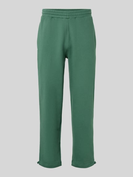 Produktfoto, Regular Fit Sweatpants mit Gesäßtasche Modell 'Source' von BLKVIS aus reiner Baumwolle in 7/8-Länge, grüne Farbe, elastischer Bund, sichtbar strukturierte Baumwolloberfläche, Herrenmode