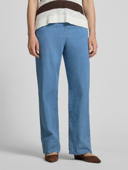 Frauenmodel trägt Regular Fit Wide Leg Jeans aus Baumwoll-Mix von Tom Tailor Denim in Hellblau, High Waist, Popeline, Nahaufnahme Unterkörper.