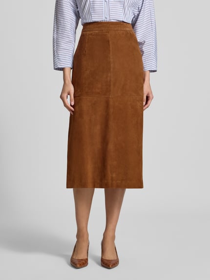 Frauenmodel trägt Midirock in Leder-Optik Modell 'Marmo' von Marella, braun, gerade Passform, Gehschlitz, Ganzkörperansicht von vorne.