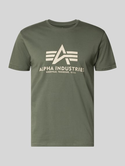 Produktfoto, T-Shirt mit Logo und Rundhalsausschnitt von Alpha Industries in Olivgrün, reine Baumwolle, Regular Fit, glatte Textur, Logo-Print vorn.