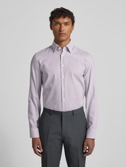 Männermodel trägt Slim Fit Business Hemd aus Baumwolle mit Button-Down-Kragen von SEIDENSTICKER, feines Karo, Ganzkörperansicht von vorne. Rückenlänge 78 cm, Schulterbreite 42 cm, Ärmellänge 65 cm bei Größe 40.