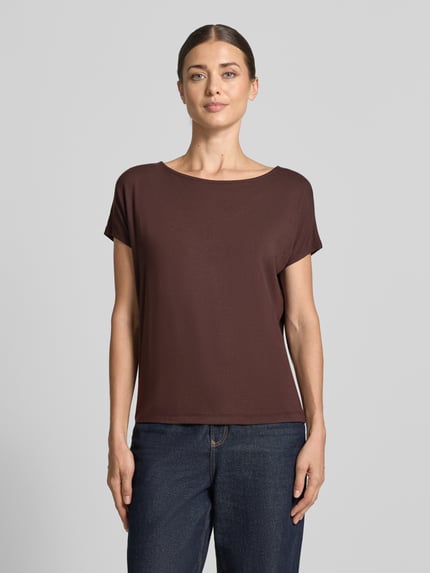 Vrouwenmodel draagt Oversized T-Shirt uit viscose-mix van s.Oliver RED LABEL in donkerbruin, eenvoudige stofstructuur, lichte glans, volledige lichaamsvooraanzicht.