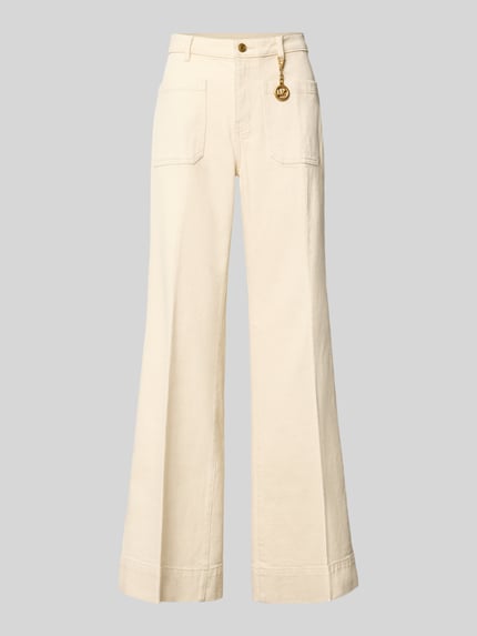 Produktfoto, cremefarbene High Rise Bootcut Fit Stoffhose aus Baumwoll-Mix von MICHAEL Michael Kors mit aufgesetzten Eingrifftaschen, sichtbarem Knopf- und Reißverschluss sowie metallic Label-Anhänger, strukturierte Oberfläche, Kontext: Damen Stoffhose von MICHAEL Michael Kors, Baumwoll-Elasthan-Mix, Bundweite 37 cm, Innenbeinlänge 84 cm.