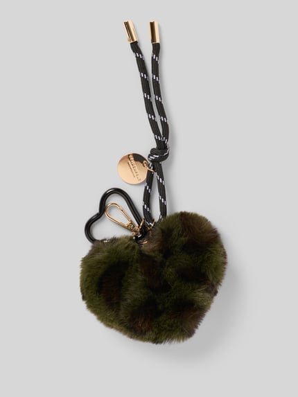 Produktfoto, Schlüsselanhänger mit Logo-Detail Modell 'Furry Heart' von Seidenfelt, Herzform, grün-braune Felltextur, Karabiner, Animal-Detail