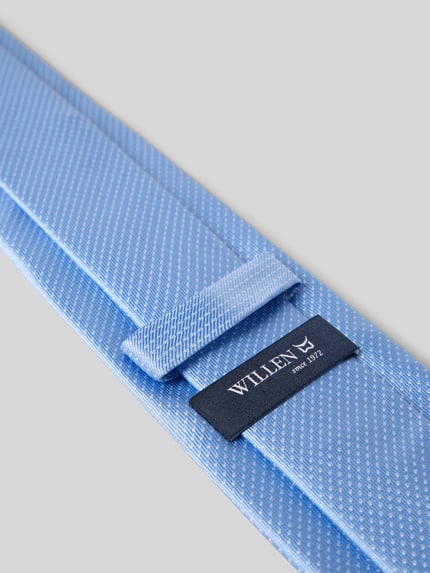 Productfoto, Krawatte aus reiner Seide van Willen in lichtblauw met fijne structuur, labeldetail zichtbaar, klassieke pasvorm, breedte 150 cm.