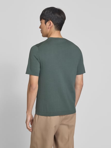 Männermodel trägt Regular Fit T-Shirt aus reiner Bio-Baumwolle Modell 'TORINO' von SELECTED HOMME, Optik: Unifarben, Ganzkörperansicht Rückansicht.