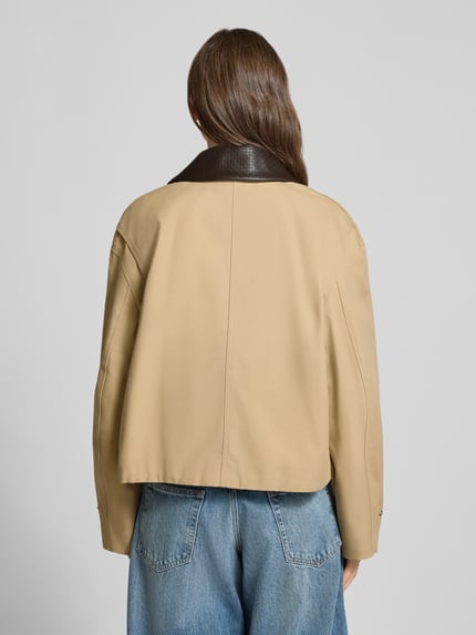 Frauenmodel trägt Oversized Blouson aus reiner Baumwolle von Jake*s Casual in Beige mit dunklem Kragen, Ganzkörperansicht Rückansicht.
